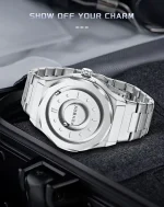 Relógio em aço inoxidável com mostrador minimalista e pulseira metálica, elegante e moderno, ideal para um estilo sofisticado.