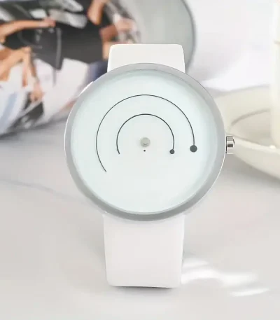 Relógio moderno com mostrador circular branco e ponteiros pretos, design limpo e elegante, ideal para uma decoração científica ou um acessório moderno.