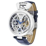 Relógio esqueleto automático BEWELL com movimento visível, caixa em aço inoxidável, mostrador transparente e pulseira em couro azul, combinando estilo e precisão relojoeira.