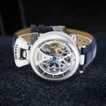 Relógio esqueleto mecânico BEWELL com mostrador transparente e movimento visível, pulseira em couro azul, design sofisticado e técnico.