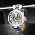 Relógio mecânico sofisticado com movimento visível, mostrador complexo e pulseira em couro azul, combinando design científico e estilo moderno.