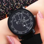 Relógio preto exibindo equações matemáticas e trigonométricas, usado no pulso de uma pessoa com unhas pintadas de rosa com glitter, sobre um fundo de confetes coloridos.