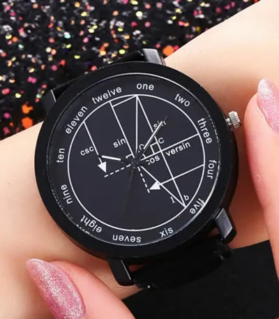 Relógio preto exibindo equações matemáticas e trigonométricas, usado no pulso de uma pessoa com unhas pintadas de rosa com glitter, sobre um fundo de confetes coloridos.