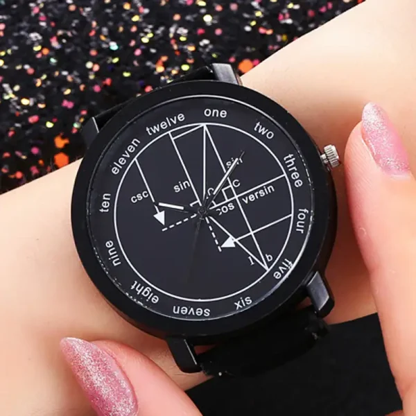 Relógio preto exibindo equações matemáticas e trigonométricas, usado no pulso de uma pessoa com unhas pintadas de rosa com glitter, sobre um fundo de confetes coloridos.
