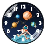 Relógio de parede com tema espacial e planetas.