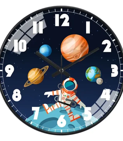 Relógio de parede com tema espacial e planetas.