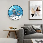 Relógio de parede decorativo com um astronauta flutuando no espaço, rodeado de planetas coloridos, ideal para uma decoração moderna e lúdica.