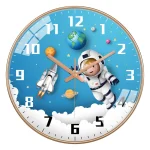 Pêndulo de relógio com decoração espacial e astronáutica para quarto de criança.