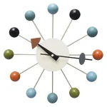 Relógio de parede com esferas coloridas e ponteiros minimalistas.