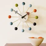 Relógio de parede moderno com esferas coloridas em madeira, design contemporâneo para decoração interior.
