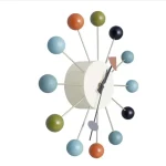 Relógio design com esferas coloridas representando os planetas, ideal para decoração científica e educativa.