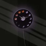 Relógio de parede representando as fases da lua com iluminação LED integrada.