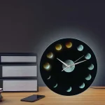 Pêndulo de parede com fases da lua, decoração científica moderna.