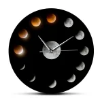 Relógio de parede representando as diferentes fases da lua, com um design moderno e elegante, ideal para decoração científica ou astronómica.
