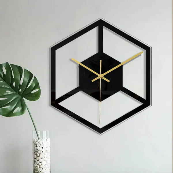 Relógio de parede design em forma de cubo com moldura preta e ponteiros dourados, ideal para uma decoração contemporânea.