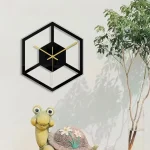 Relógio de parede design em forma de cubo hexagonal com moldura preta, ideal para uma decoração contemporânea interior.