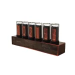 Relógio flip vintage em madeira com números vermelhos, design retrô, exibição digital, perfeito para decoração científica ou industrial.