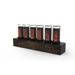 Porta-carros vintage com exibição digital, design retrô em madeira e metal, perfeito para decoração científica ou para uso prático em um escritório ou sala de estar.
