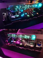 Relógio digital LED com exibição em tempo real, integrado em circuito eletrônico, iluminado com cores vivas, ideal para decoração científica ou tecnológica.