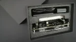 Pipeta com detecção a laser em estojo de armazenamento com cabo, usada para experiências científicas precisas.