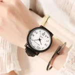 Relógio com display digital e mostrador solar no pulso, associado a uma pulseira de metal, em um contexto descontraído.