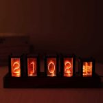 Relógio flip digital exibindo o ano 2022 com iluminação laranja quente, em estilo retro e moderno, ideal para decoração científica ou vintage.
