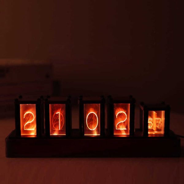 Relógio flip digital exibindo o ano 2022 com iluminação laranja quente, em estilo retro e moderno, ideal para decoração científica ou vintage.