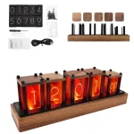 Relógio digital vintage com números luminosos e base em madeira.
