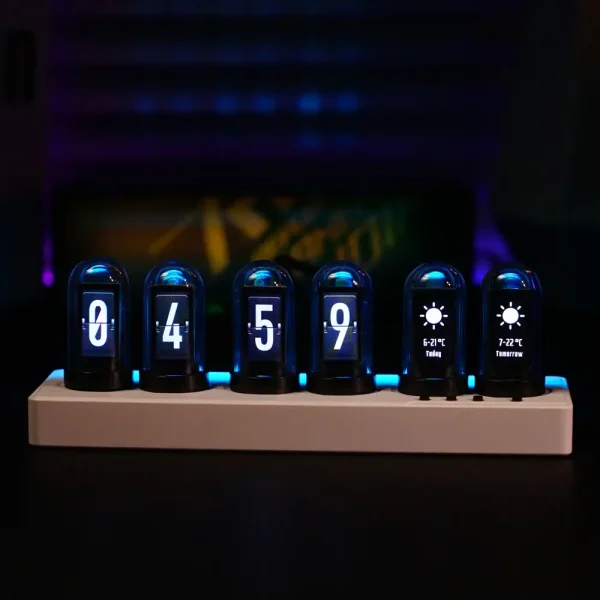 Relógio digital com visor retroiluminado com seis módulos, exibindo a hora, temperatura e dia da semana, ideal para decoração científica ou de escritório.