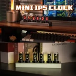 Relógio miniatura IPS com visor digital, decoração de escritório ou prateleira, design moderno e original para amantes de ciência e tecnologia.