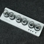 Painel de controle científico com seis botões esféricos em metal, usado para gestão de sistemas experimentais ou de laboratório.