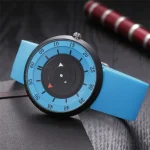 Relógio científico com mostrador colorido e pulseira azul, ideal para os amantes de ciência e design original.