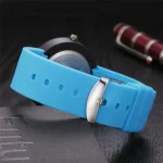 Relógio científico em silicone azul com mostrador preto, ideal para os amantes de ciência e decoração. Acessório original para os apaixonados por ciências e gadgets.