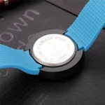 Relógio esportivo com pulseira em silicone azul e caixa em aço inoxidável, resistente à água e ideal para atividades esportivas.