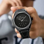 Relógio preto com mostrador personalizado exibindo "Quem se importa, já estou atrasado".