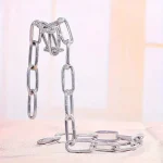 Corrente metálica para decoração de laboratório ou espaço científico.