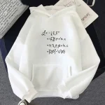 Pingente científico em forma de hoodie com equações físicas impressas, ideal para amantes da ciência e decoração. Feito de material de alta qualidade, este pingente único combina st.