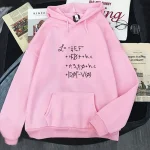 Casaco com capuz rosa com impressão de equações físicas, estilo descontraído e na moda, ideal para os amantes de ciência e moda.