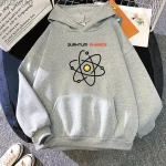 Camisola com capuz cinza com padrão atômico e texto "Quantum Physics" para os amantes de ciências e física quântica.