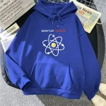 Camisola com capuz azul com padrão atômico e texto "Quantum Physics" para apaixonados por física quântica e ciência.