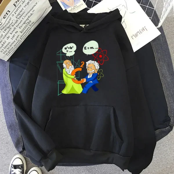 Camisola com capuz preta com ilustração humorística de dois cientistas discutindo fórmulas matemáticas e físicas, perfeita para os amantes de ciência e moda casual.