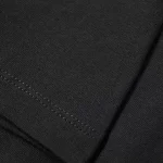 Tecido preto em algodão com costura discreta, ideal para decoração ou confecção de objetos científicos. A textura lisa e o acabamento cuidadoso fazem dele um material elegante e prático.