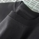 T-shirt preta em algodão orgânico, simples e elegante, perfeita para um estilo casual ou descontraído, feita a partir de materiais duráveis para um conforto ideal.