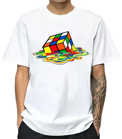 T-shirt branca com design de cubo de Rubik colorido derretendo em uma poça de tinta multicolorida, estilo gráfico moderno e lúdico.