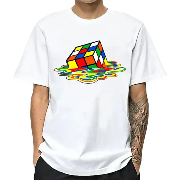 T-shirt branca com design de cubo de Rubik colorido derretendo em uma poça de tinta multicolorida, estilo gráfico moderno e lúdico.