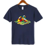 T-shirt azul com padrão de cubo de Rubik em decomposição, ilustrando um efeito de movimento e reflexão.