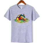 T-shirt cinza com design de Cubo de Rubik em decomposição, ilustrando um efeito de movimento e desconstrução do famoso quebra-cabeça.