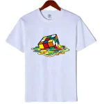 T-shirt branca com design de cubo de Rubik flutuando em uma ilusão de água colorida, perfeita para amantes de ciência e decoração original.