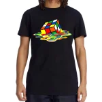 T-shirt com padrão de cubo de Rubik psicodélico.