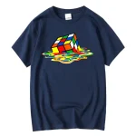 T-shirt azul-marinho com um cubo de Rubik flutuante, design colorido e moderno, perfeito para amantes de ciência e jogos de raciocínio.